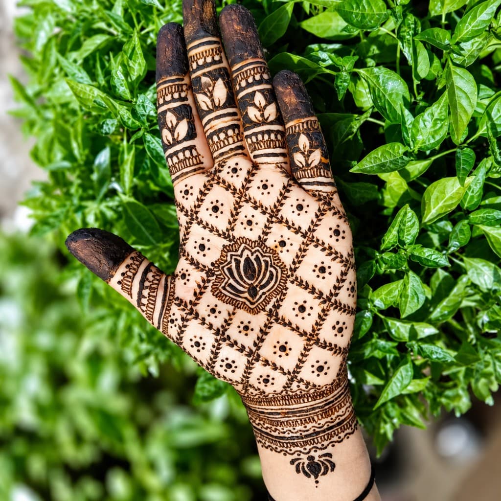 Lotus grid palm with wrist bands
